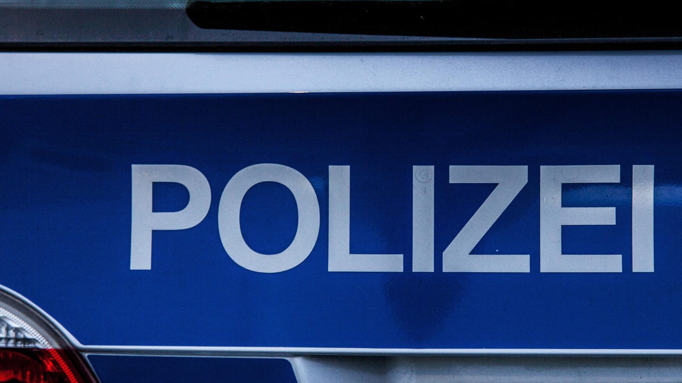 Der Schriftzug "Polizei" auf einem Auto (Symbolbild): Die Beamtin musste in ein Krankenhaus gebracht werden.