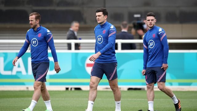 Die Engländer um Harry Kane, Harry Maguire und Declan Rice (l-r) träumen vom EM-Titel.