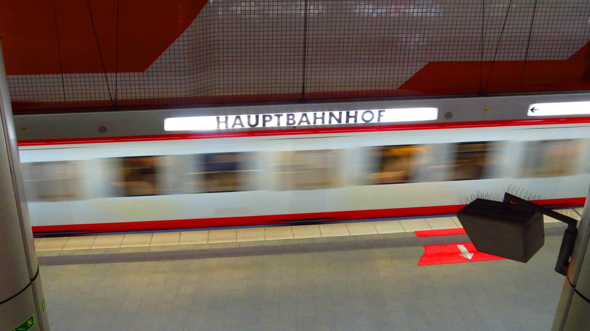 Die U-Bahnstation Hauptbahnhof in Nürnberg (Archivbild): Hier wurde ein Hund von der Bahn mitgeschleift. Die U-Bahnstation Hauptbahnhof in Nürnberg (Archivbild): Hier wurde ein Hund von der Bahn mitgeschleift.
