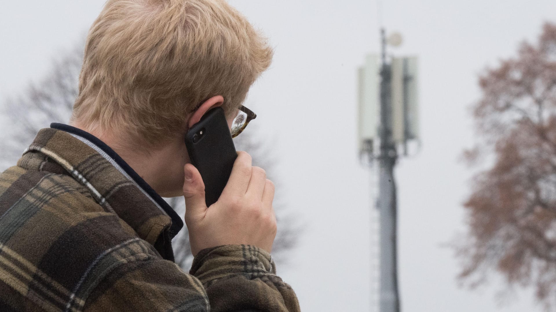 Ein Mann telefoniert mit dem Handy: Zum Telefonieren reichen 3G-Handys noch, wer aber weiter unterwegs ins Netz möchte oder Messenger-Apps benutzen will, braucht ein neues Smartphone.