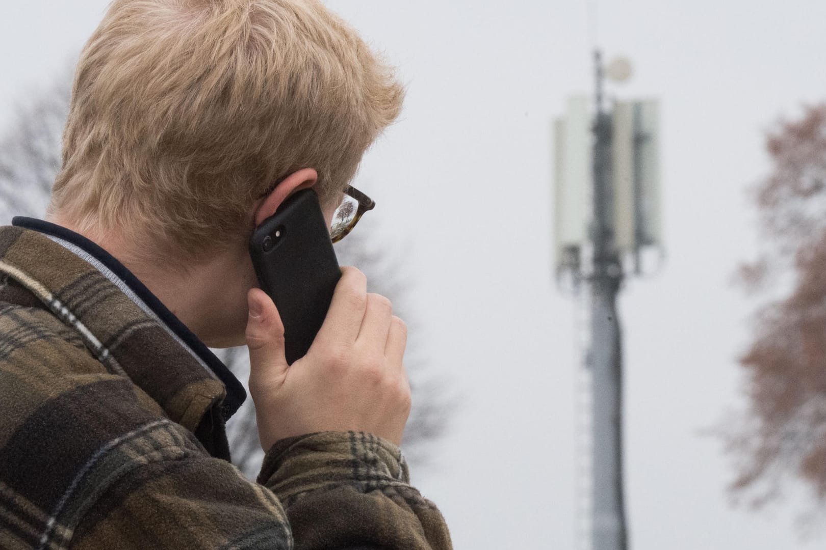 Ein Mann telefoniert mit dem Handy: Zum Telefonieren reichen 3G-Handys noch, wer aber weiter unterwegs ins Netz möchte oder Messenger-Apps benutzen will, braucht ein neues Smartphone.