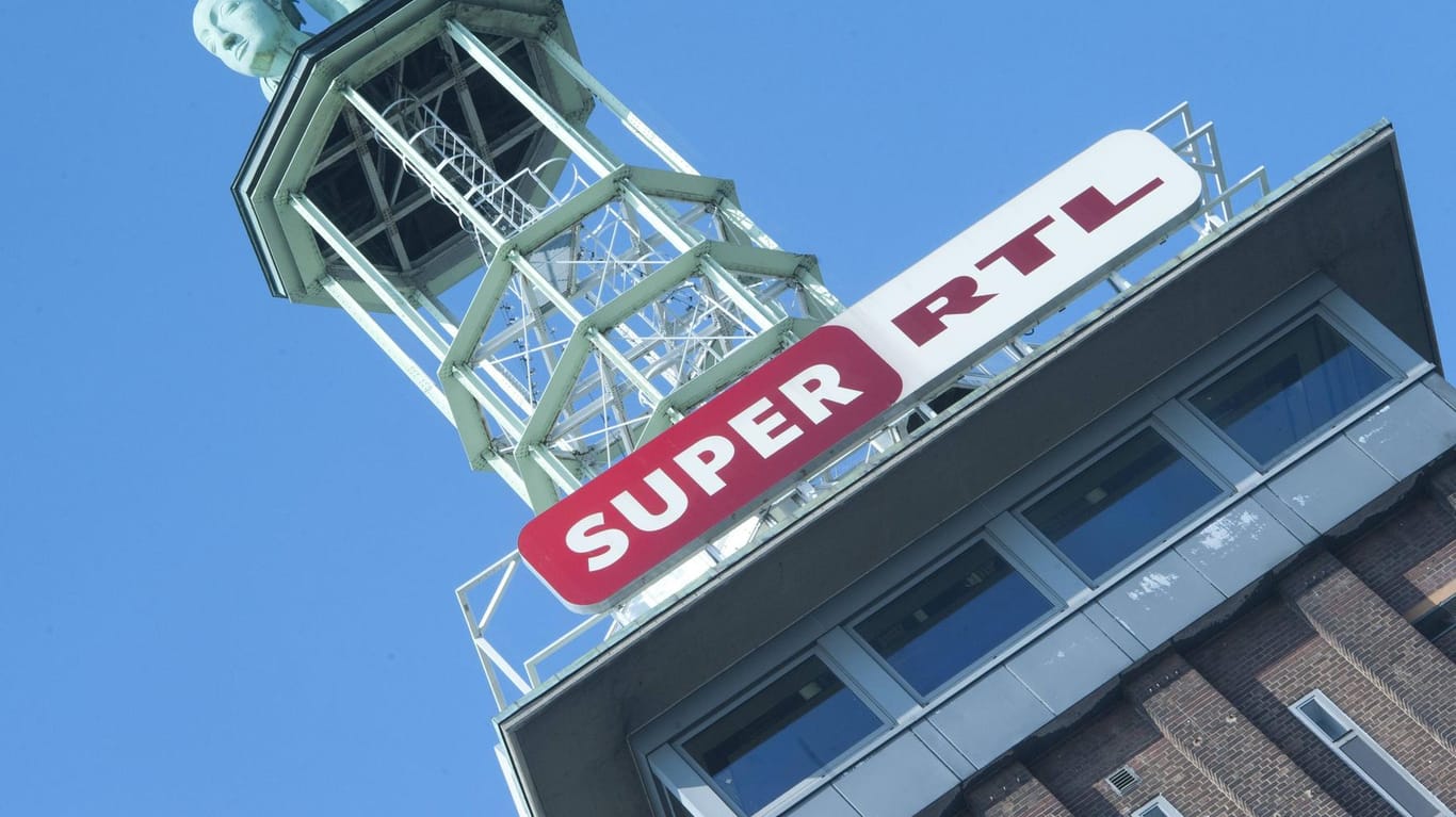 Der Kölner Messeturm mit dem Super RTL-Logo (Symbolbild): Der Kinderprogrammmarkt ist umkämpft.