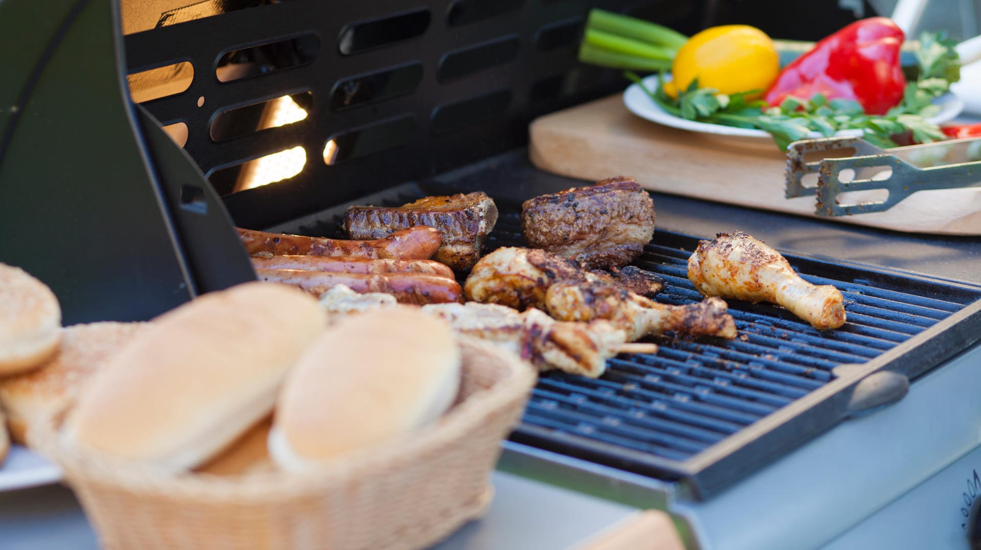 Bereit für die Grillsasion? Mit dem reduzierten Gasgrill von Weber sind Sie optimal ausgestattet.