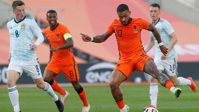 Die Niederländer um Memphis Depay (r) zählen nicht zu den EM-Topfavoriten.