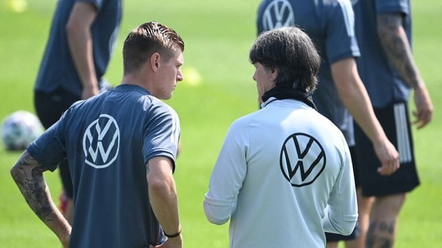 Joachim Löw (r) schätzt die Meinung von Toni Kroos.