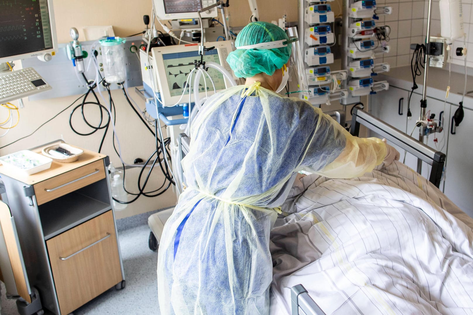 Patient und Pflegerin in Duisburg: Wurde bei der Finanzierung von Intensivbetten in Deutschland getrickst?