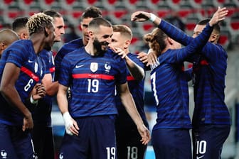 Frankreich jubelt: Wird die Mannschaft um Rückkehrer Karim Benzema (mit der Nummer 19) gegen Deutschland Punkte lassen? Frankreich jubelt: Wird die Mannschaft um Rückkehrer Karim Benzema (mit der Nummer 19) gegen Deutschland Punkte lassen?