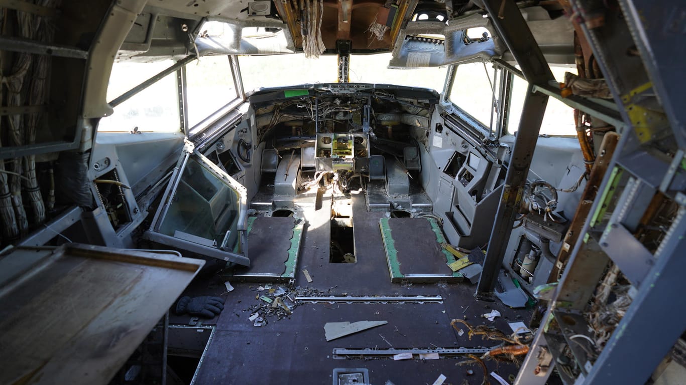 Blick in das leere entkernte Cockpit der Boeing 707-430. Möglichst viele Einzelteile der Traditionsmaschine will das Industrie-Auktionshaus Dechow im September versteigern, zusammen mit den Teilen einer Maschine gleichen Typs, die vor wenigen Wochen in Berlin-Tegel zerlegt wurde.
