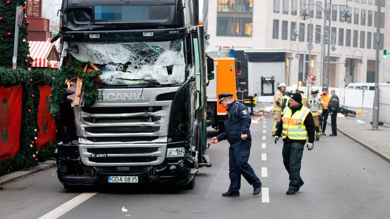 Der kaputte LKW nach dem Attentat auf dem Berliner Breitscheidplatz: Mit dem Wagen tötete der Islamist Anis Amri 2016 zwölf Menschen (Archivfoto).