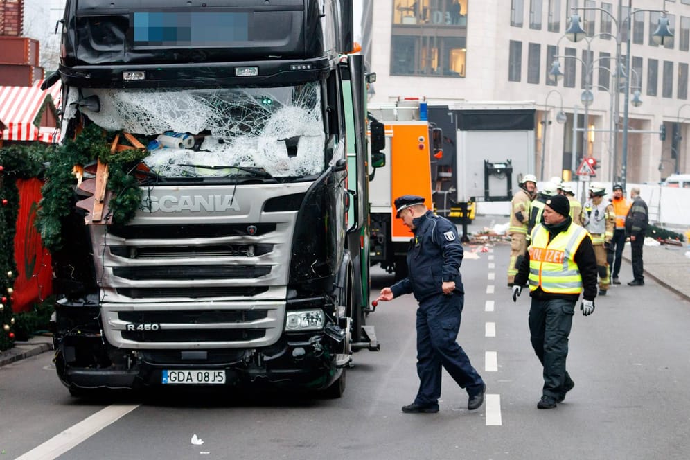 Der kaputte LKW nach dem Attentat auf dem Berliner Breitscheidplatz: Mit dem Wagen tötete der Islamist Anis Amri 2016 zwölf Menschen (Archivfoto).