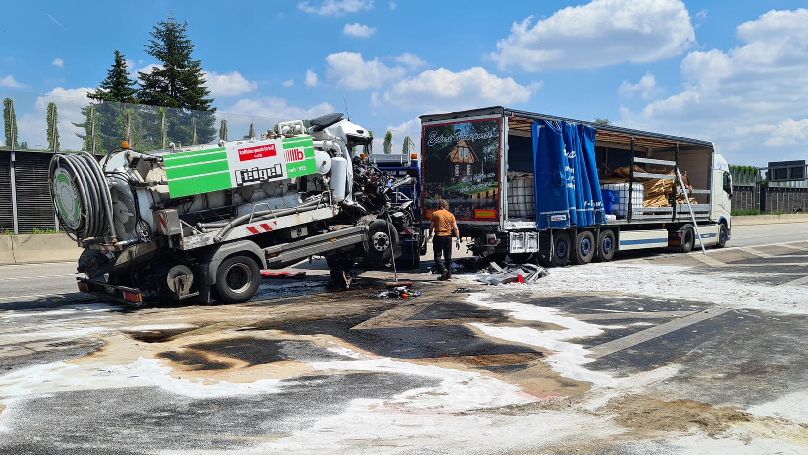 Blick auf die Unfallstelle auf der A113: Bei einem schweren Unfall auf der Berliner Stadtautobahn sind zwei Männer tödlich verletzt worden. Blick auf die Unfallstelle auf der A113: Bei einem schweren Unfall auf der Berliner Stadtautobahn sind zwei Männer tödlich verletzt worden.