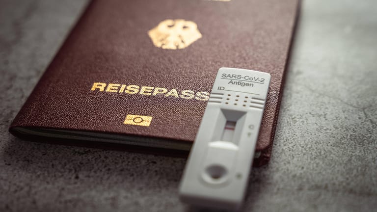 Ein Reisepass mit negativem Schnelltest (Symbolbild): Der Infizierte war mit einem negativen Test eingereist.