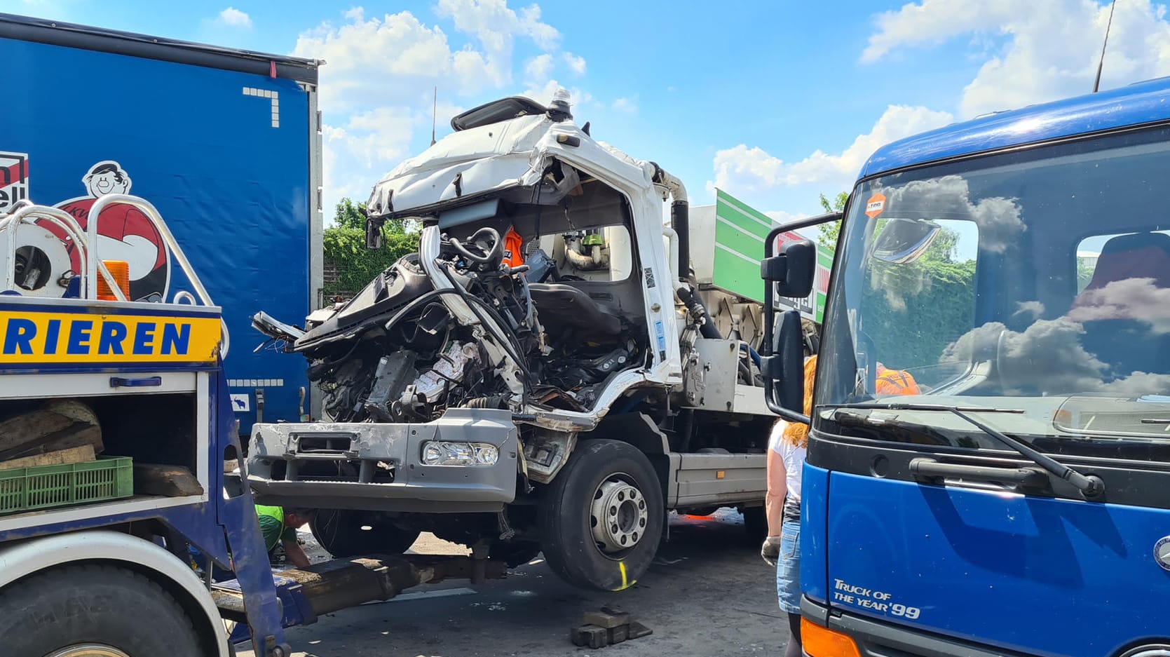 Der demolierte Tanklastwagen: Die beiden Toten sollen in diesem Fahrzeug gesessen haben.