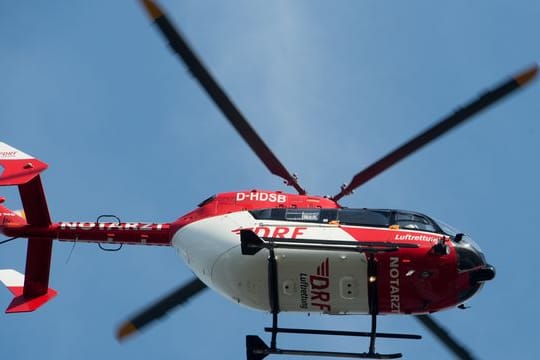 Rettungshubschrauber über Flugplatz
