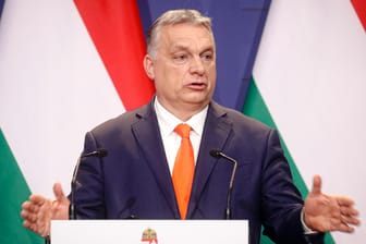 Viktor Orban bei einer Pressekonferenz in Budapest: Ungarns Ministerpräsident will die Migration in sein Land für zwei Jahre nahezu einstellen (Archivfoto).