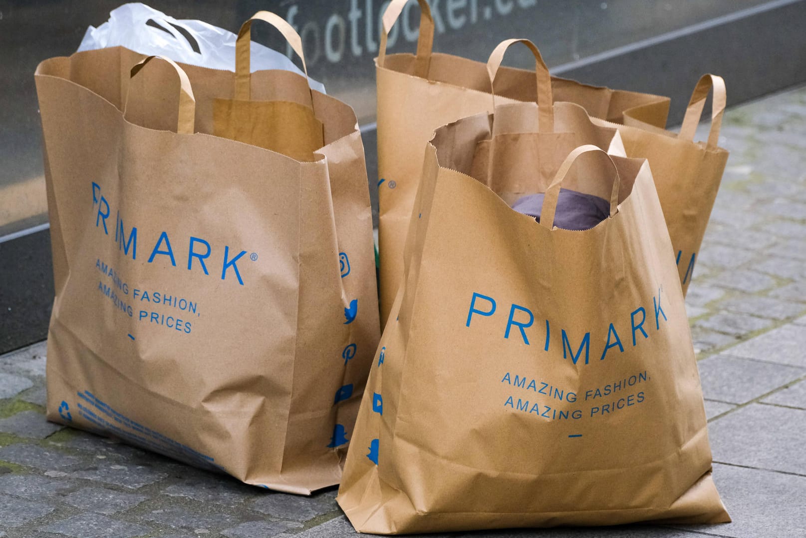 Primark-Tüten (Symbolbild): Das Lieferkettengesetz wurde angenommen.
