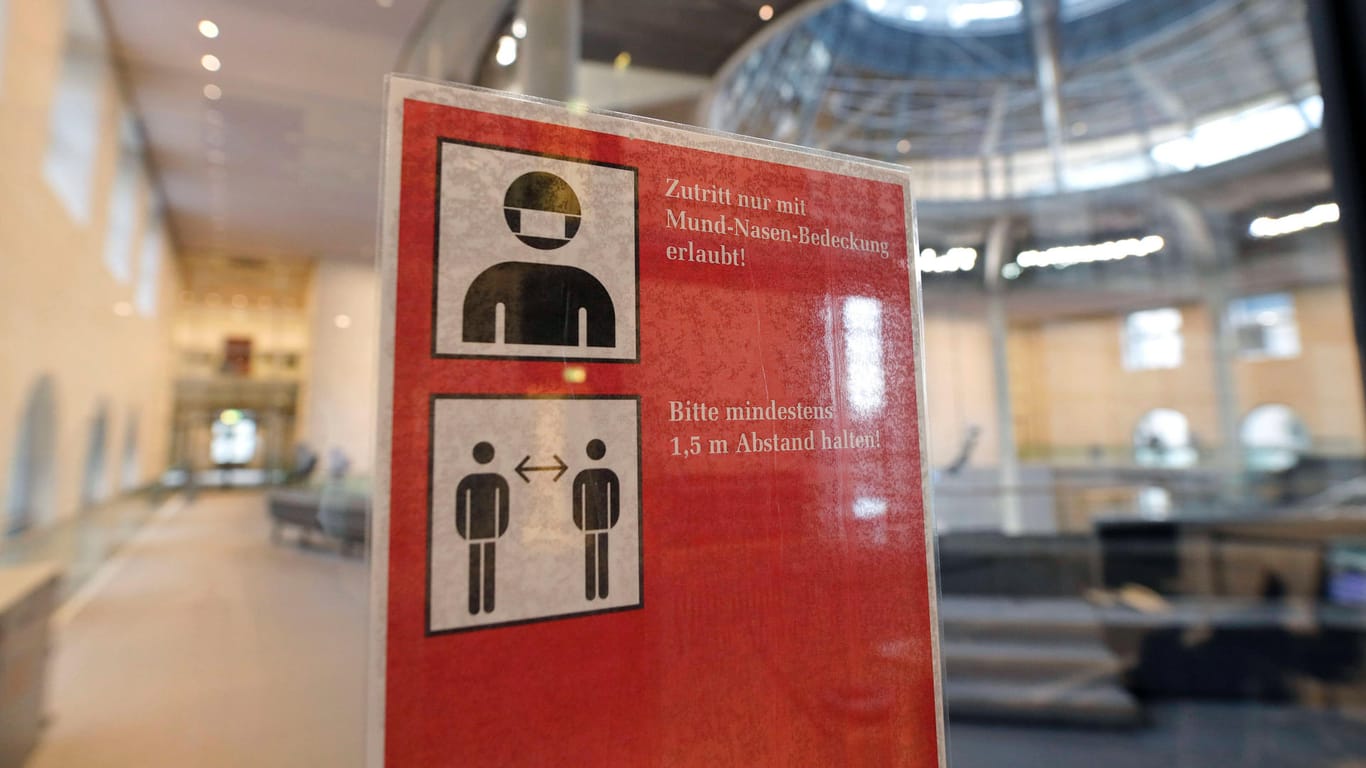 Corona-Warnhinweise im Bundestag: Die Pandemie-Notlage wurde bis zum 11. September verlängert.