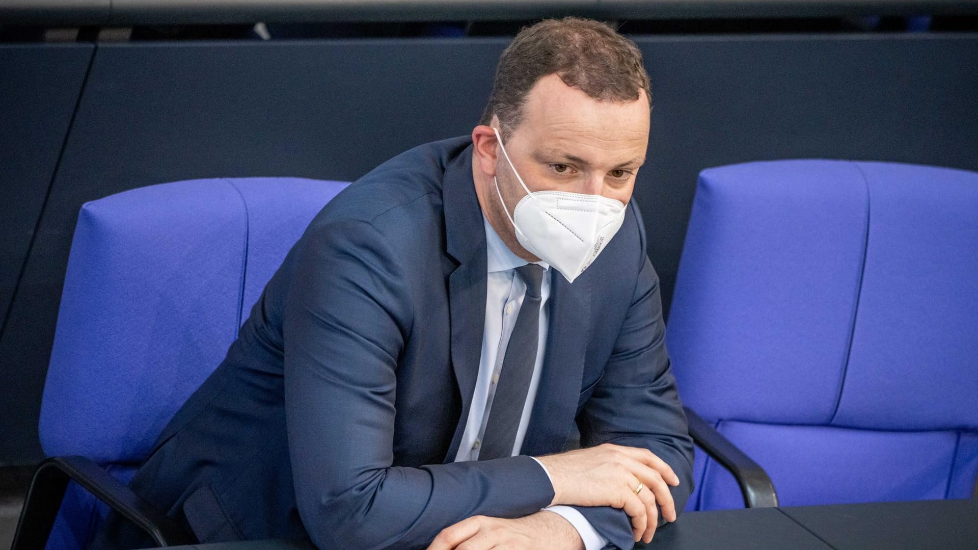 Im Masken-Dilemma: Jens Spahn muss heftige Kritik im Bundestag einstecken.