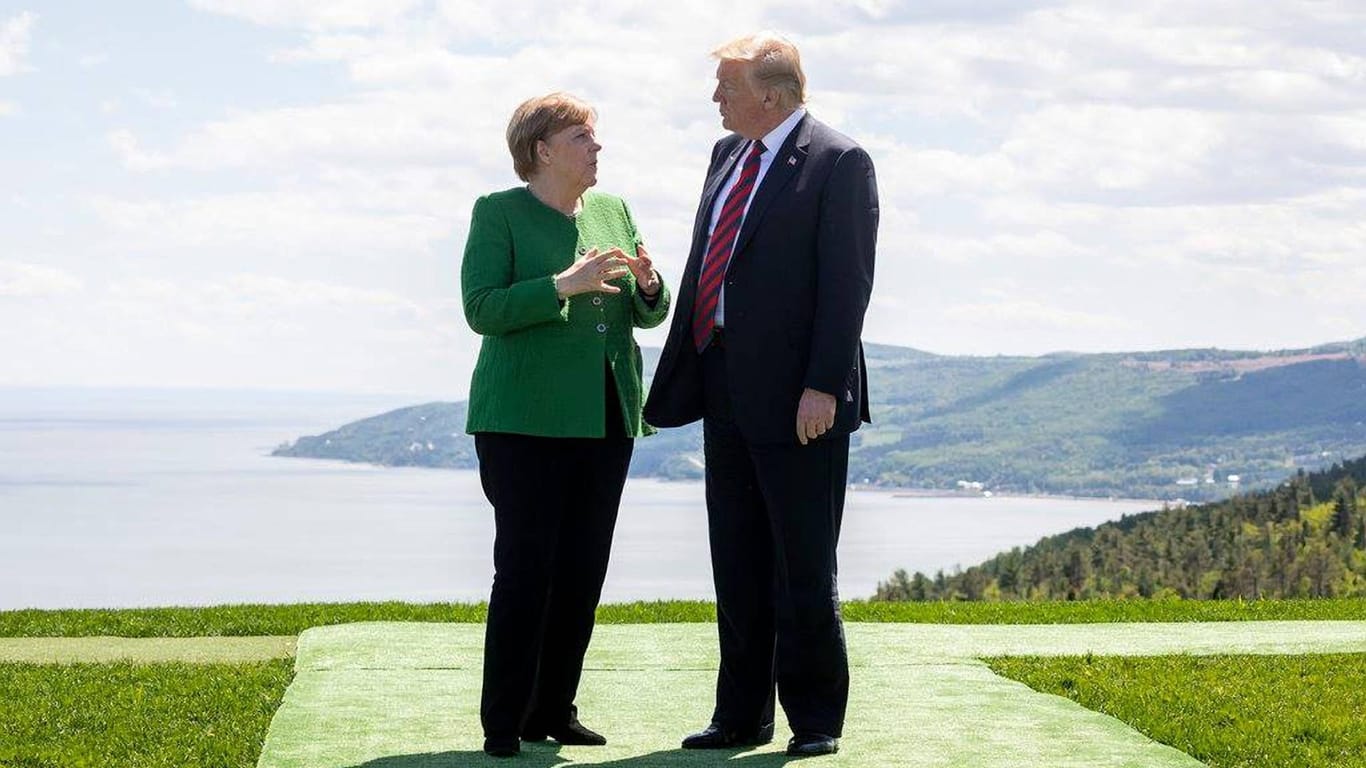 Es gibt auch persönliche Begegnungen, die man nicht so vermisst: Angela Merkel mit Donald Trump beim G7-Gipfel 2018.