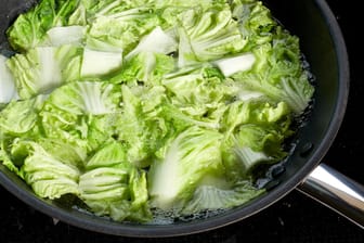Chinakohl: Das Gemüse ist auch als Peking-, Japan- oder Selleriekohl bekannt. In der Pfanne lässt er sich kleingeschnitten sehr gut anbraten.