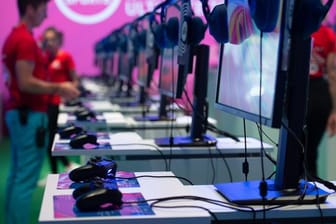 An einem Stand von EA Sports auf der Gamescom 2018 konnten Fans das Videospiel "Fifa" ausprobieren.