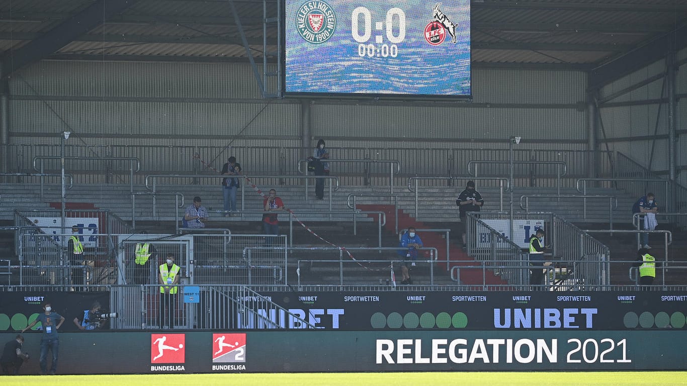Eine Tribüne im Holstein Stadion in Kiel (Archivbild): Das Stadion entspricht nicht den Anforderungen der Zweiten Bundesliga.