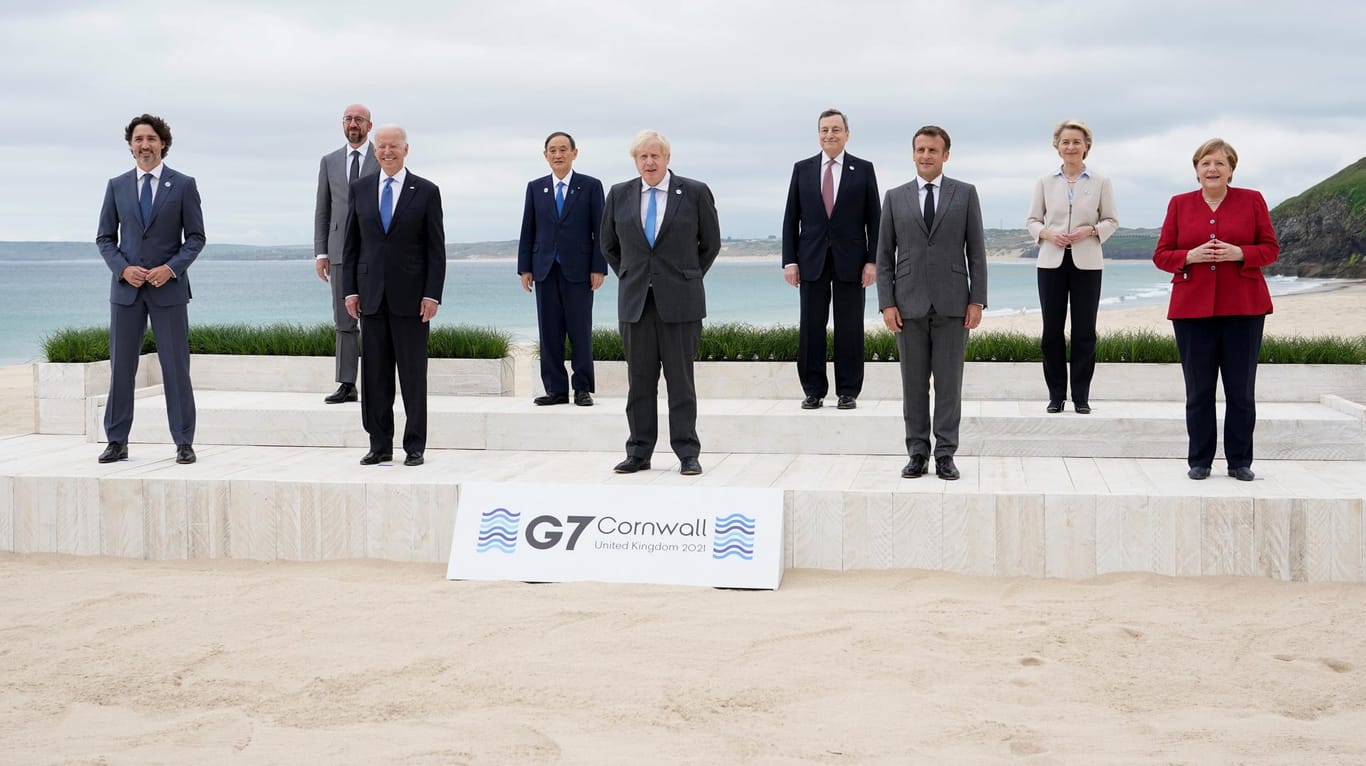 Die Staats- und Regierungschefs der G7-Länder gemeinsam mit den EU-Vertretern Ursula von der Leyen und Charles Michel im englischen Carbis Bay: Gemeinsam wollen die Länder eine Milliarde Impfdosen an ärmere Länder abgeben.