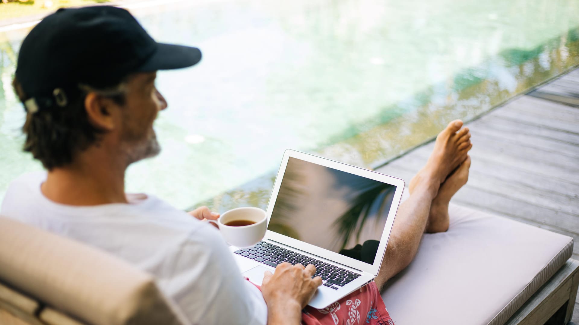 Entspanntes Arbeiten (Symbolbild): Bei SAP können die Mitarbeiter in Zukunft zu 100 Prozent selbst entscheiden, wo sie arbeiten – egal, ob vom Pool aus oder im Büro.