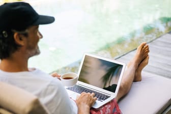 Entspanntes Arbeiten (Symbolbild): Bei SAP können die Mitarbeiter in Zukunft zu 100 Prozent selbst entscheiden, wo sie arbeiten – egal, ob vom Pool aus oder im Büro.