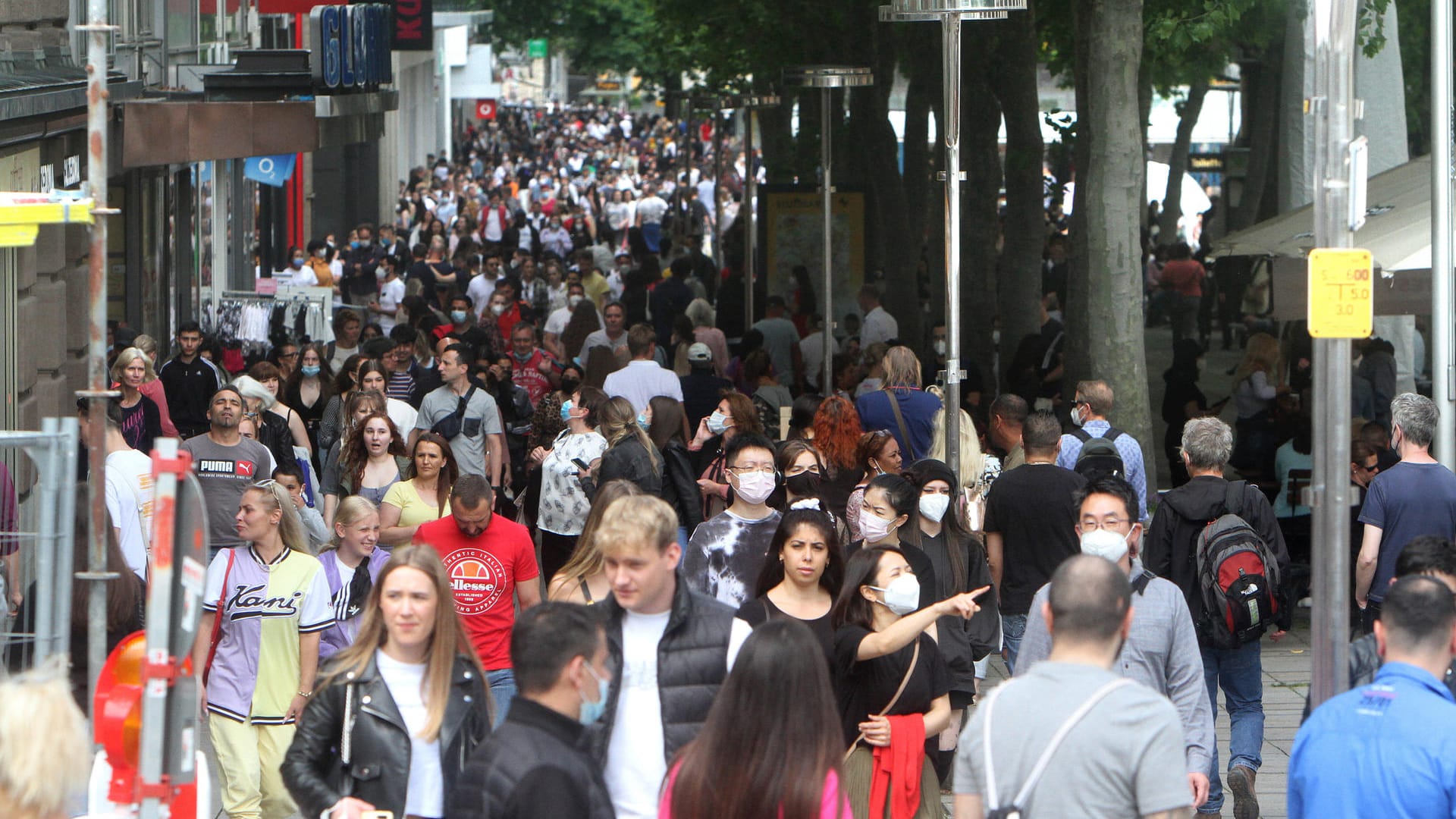 Einkaufsstraße in der Innenstadt von Stuttgart: Für Events und Kulturveranstaltungen will die Stadt einen Tracker testen, um den Abstand besser wahren zu können.