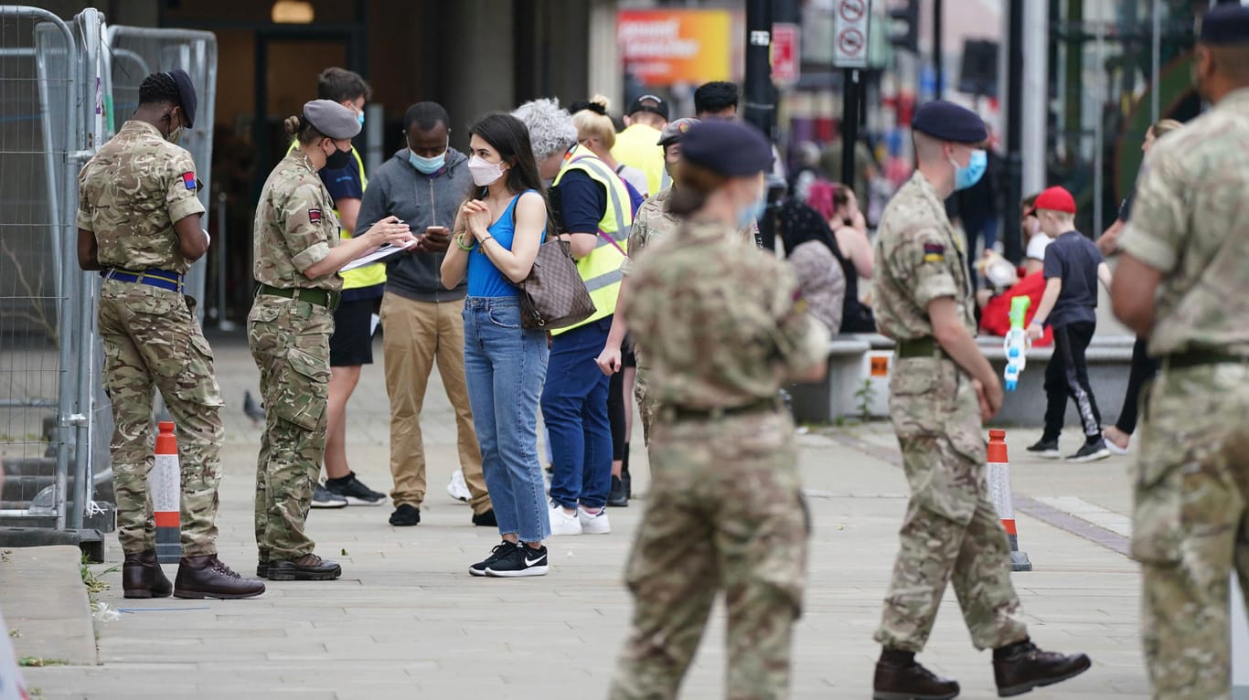 Britische Soldaten vor einem Impfzentrum in der englischen Stadt Bolton: Der Ort ist eine der am stärksten betroffenen Ort mit der Delta-Variante des Corona-Virus.