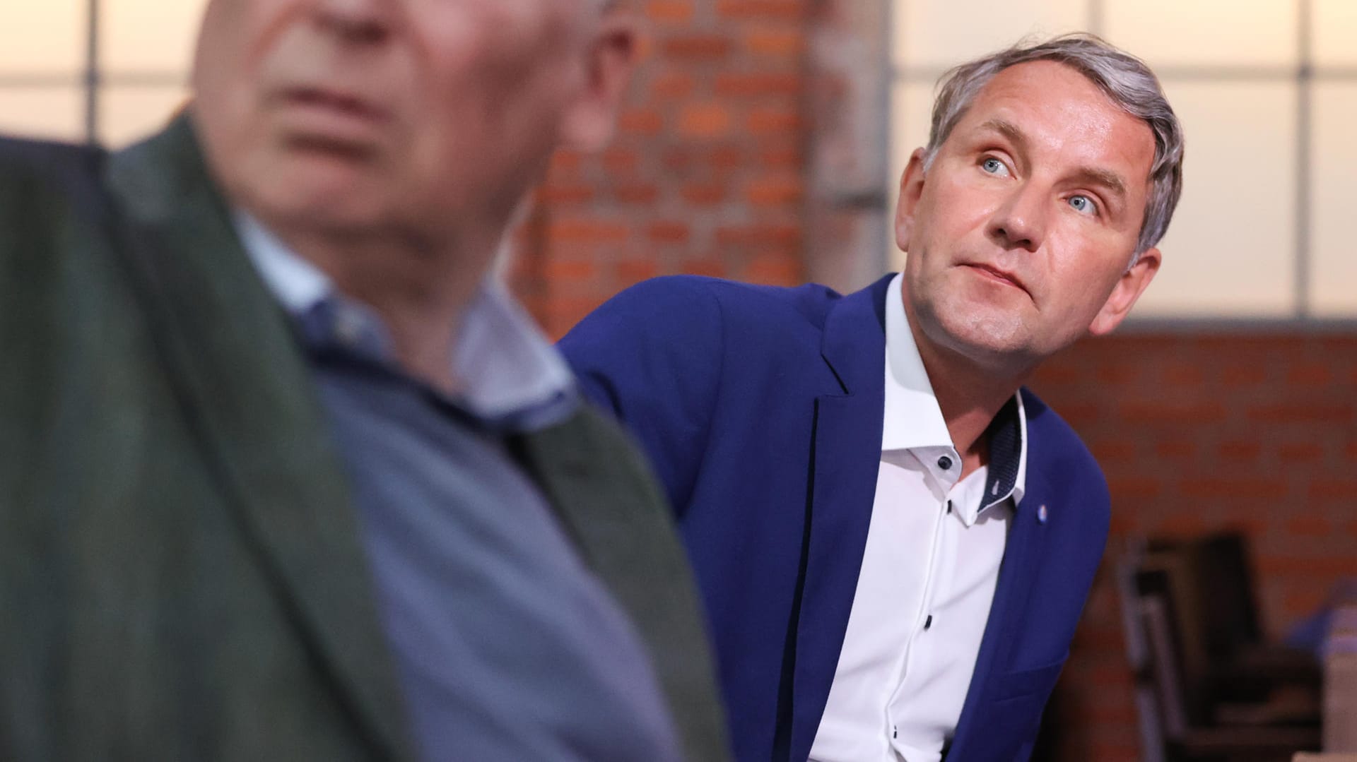 Björn Höcke und Alexander Gauland auf der Wahlparty der AfD in Magdeburg: Laut Informationen des Spiegel ist der Politiker von dem Grünen Landesvorsitzenden in Thüringen angezeigt worden.