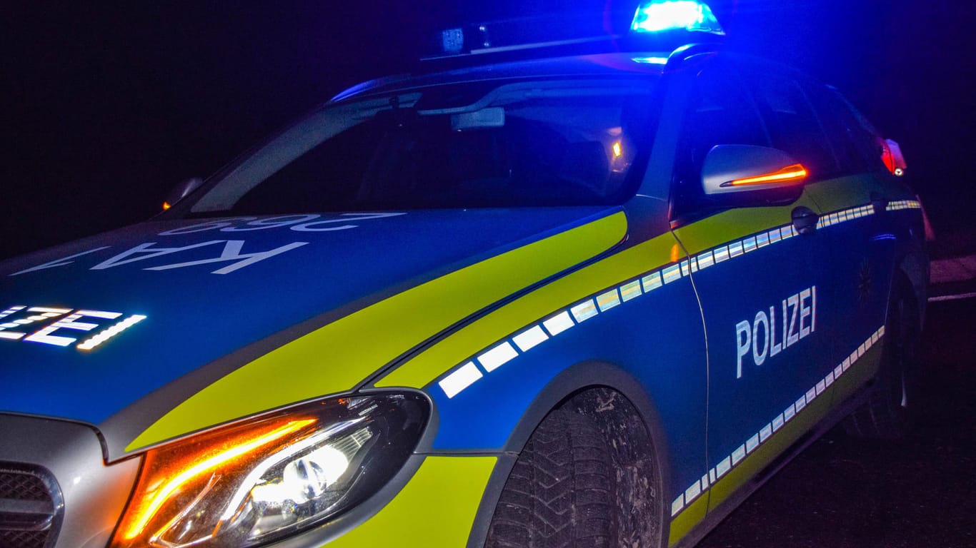 Polizeiwagen im Einsatz (Symbolbild): In Leverkusen ist ein 19-Jähriger nachts überfallen und schwer verletzt worden.