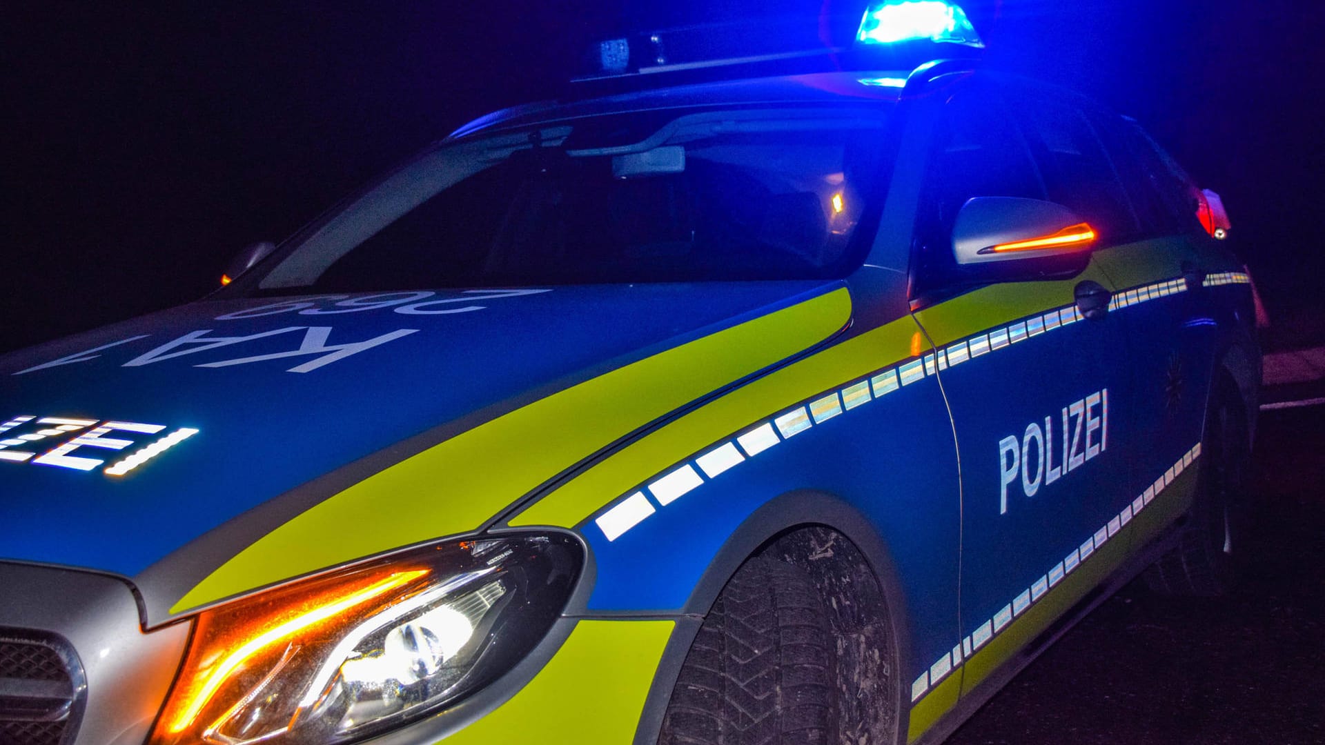 Polizeiwagen im Einsatz (Symbolbild): In Leverkusen ist ein 19-Jähriger nachts überfallen und schwer verletzt worden. Polizeiwagen im Einsatz (Symbolbild): In Leverkusen ist ein 19-Jähriger nachts überfallen und schwer verletzt worden.