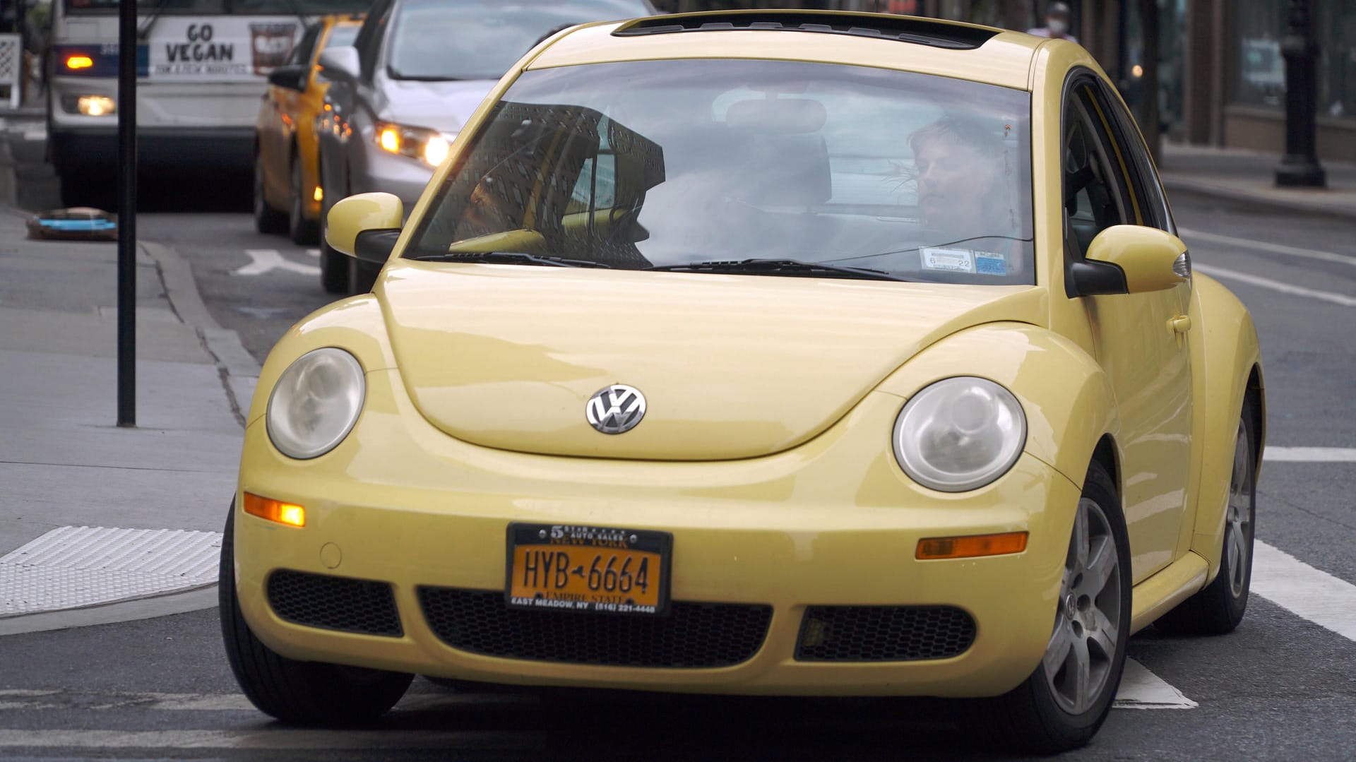 Ein VW Beetle in New York (Symbolbild): Bei dem Konzern gab es ein Datenleck. Ein VW Beetle in New York (Symbolbild): Bei dem Konzern gab es ein Datenleck.