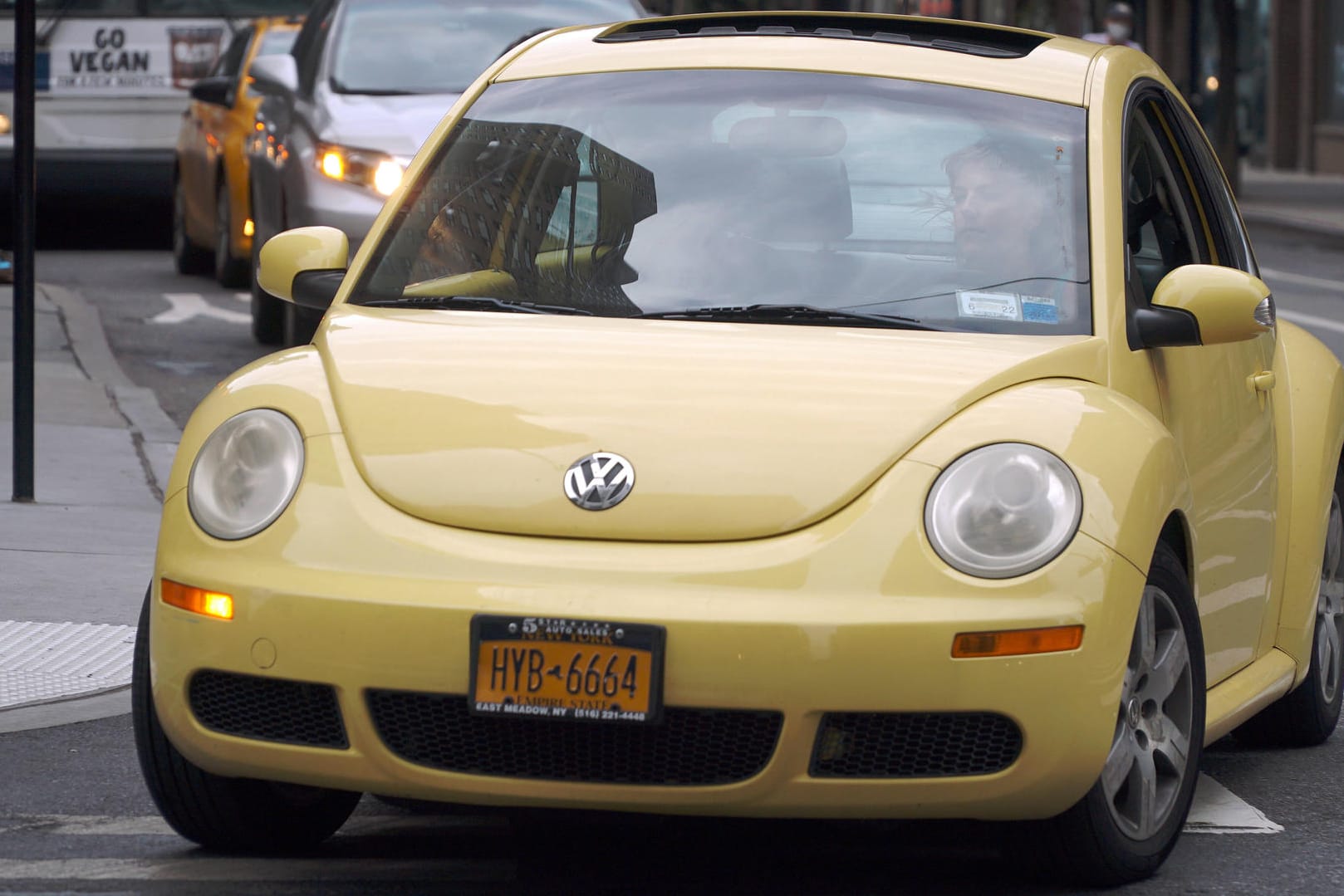 Ein VW Beetle in New York (Symbolbild): Bei dem Konzern gab es ein Datenleck.