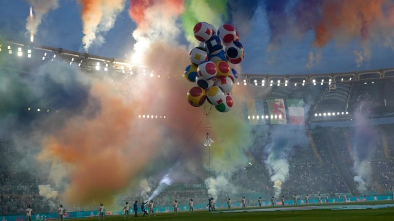 Viel bunter Rauch: Szene bei der EM-Eröffnungsfeier im Stadio Olimpico in Rom.