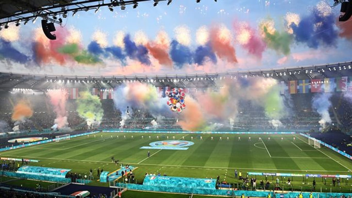 Farbenfroh: Mit einer Eröffnungszeremonie wurde die Fußball-EM in Rom eröffnet.