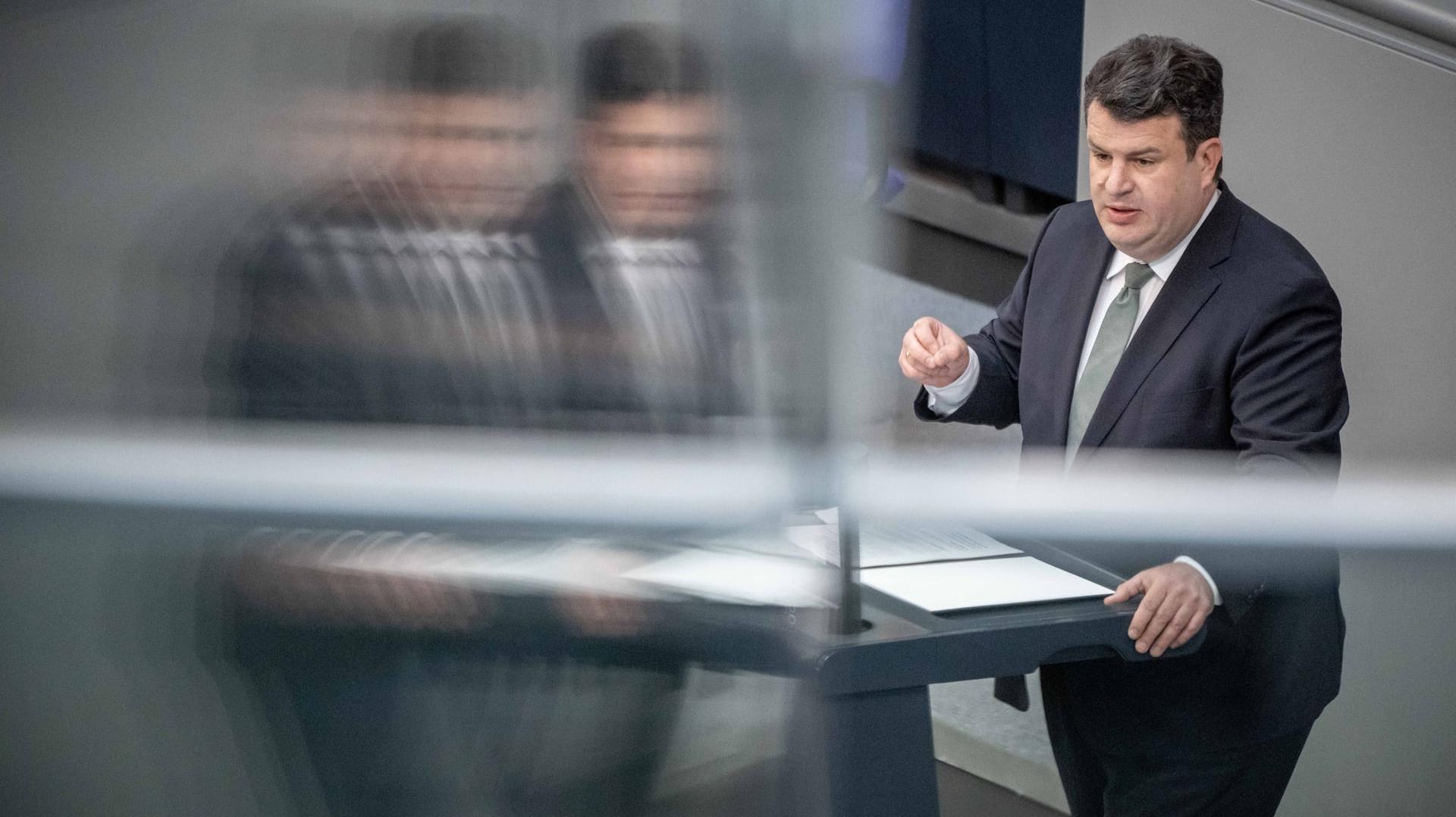 Hubertus Heil (SPD) bei einer Rede im Bundestag: Der Arbeitsminister sieht sein Ministerium im Streit um mutmaßlich minderwertige Masken weiter im Recht.