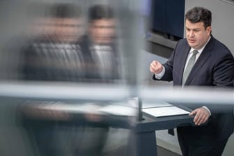 Hubertus Heil (SPD) bei einer Rede im Bundestag: Der Arbeitsminister sieht sein Ministerium im Streit um mutmaßlich minderwertige Masken weiter im Recht.