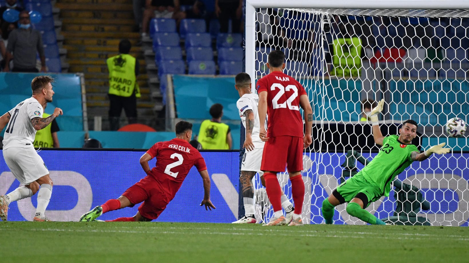 Die Entscheidung: Italiens Immobile (l.) trifft zum 2:0 gegen die Türkei.