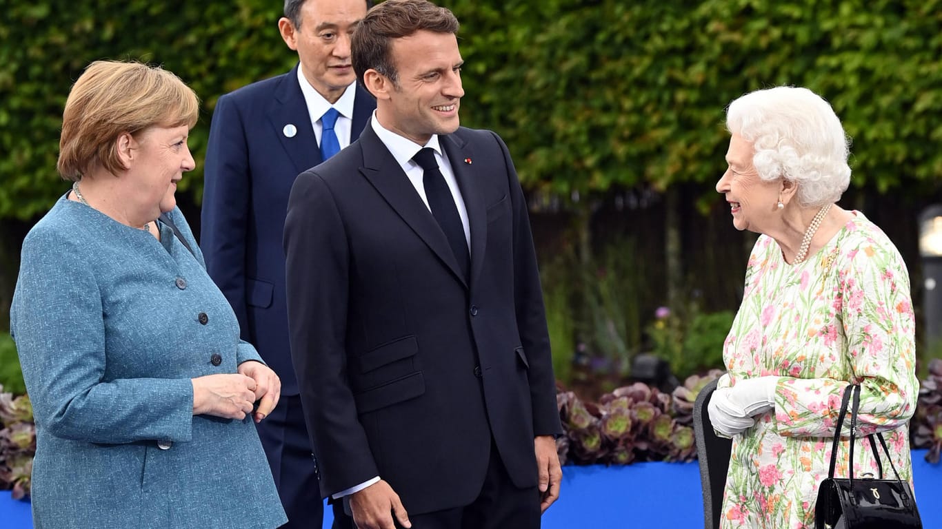 Queen Elisabeth II. spricht am Rande des G7-Gipfels mit Angela Merkel und dem französischen Präsidenten Emmanuel Macron.