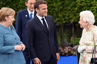 Queen Elisabeth II. spricht am Rande des G7-Gipfels mit Angela Merkel und dem französischen Präsidenten Emmanuel Macron.