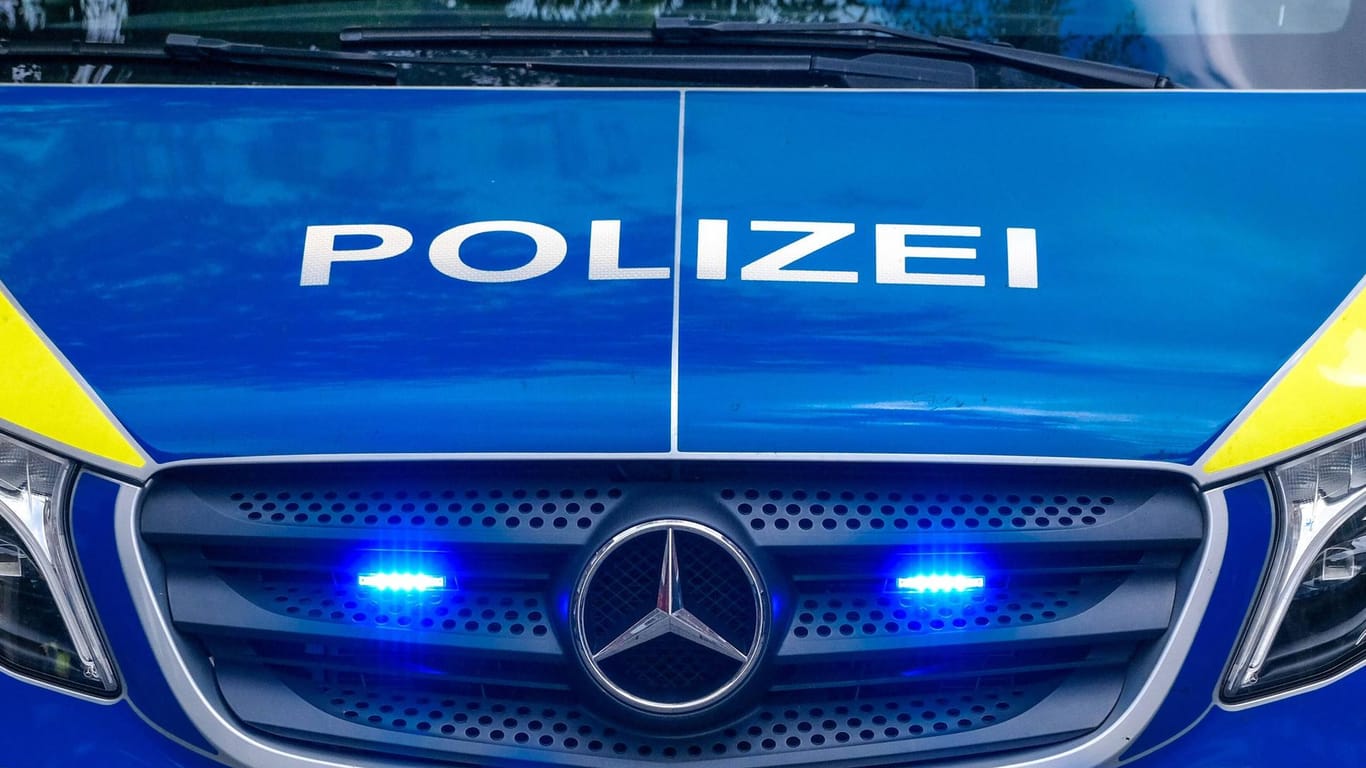 Die Front eines Polizeifahrzeugs (Symbolbild). In Augsburg haben Beamte des Staatsschutzes Wohnungen mutmaßlicher Islamisten durchsucht.