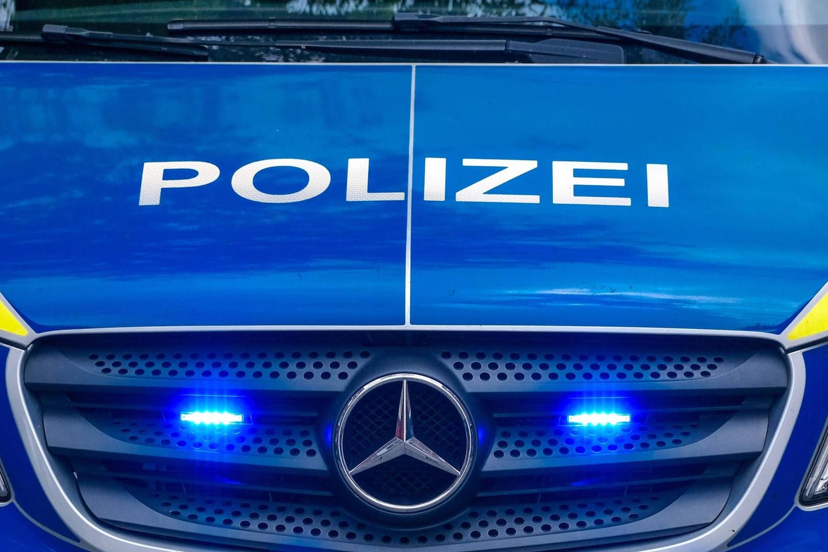 Die Front eines Polizeifahrzeugs (Symbolbild). In Augsburg haben Beamte des Staatsschutzes Wohnungen mutmaßlicher Islamisten durchsucht.