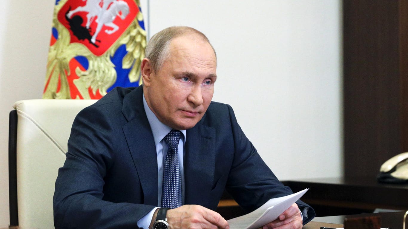 Russlands Präsident Putin bei einer Videokonferenz in Moskau (Archivbild). Er sieht die Beziehungen zu den USA schlechter denn je.
