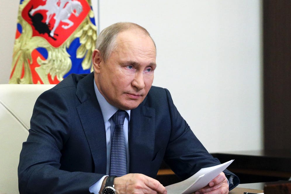 Russlands Präsident Putin bei einer Videokonferenz in Moskau (Archivbild). Er sieht die Beziehungen zu den USA schlechter denn je.