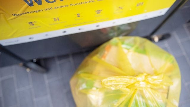 Wer den Müll richtig trennt, hilft beim Recycling und somit auch Ressourcen zu schonen.