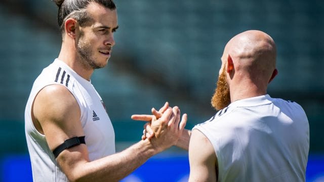 Wales-Star Gareth Bale (l) Jonny Williams sind gegen die Schweiz gefordert. Wales-Star Gareth Bale (l) Jonny Williams sind gegen die Schweiz gefordert.