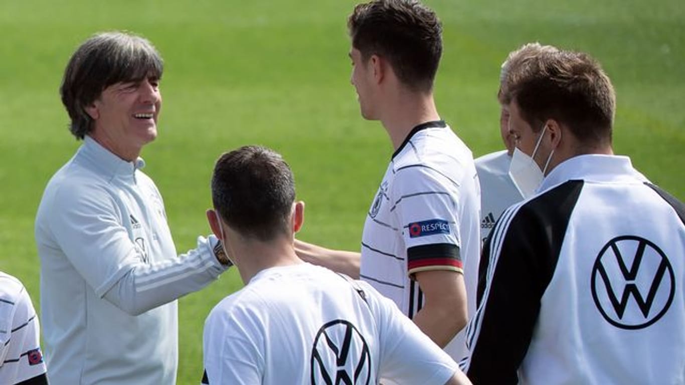 Bundestrainer Joachim Löw (l) und das DFB-Team fiebern dem WM-Auftakt gegen Frankreich entgegen.